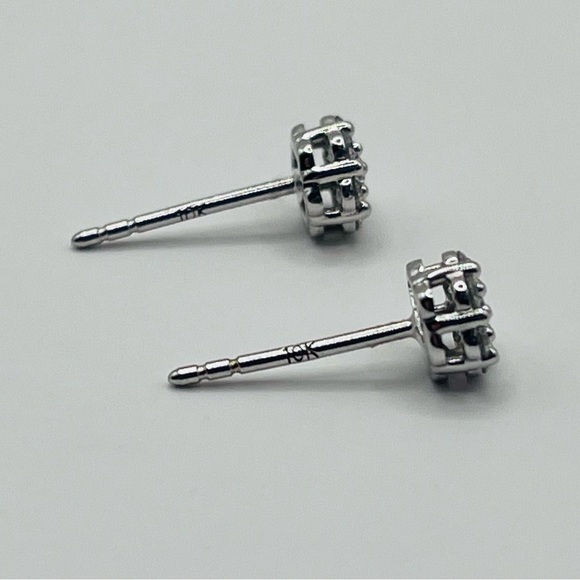 0.25 CT 10k White Gold Lab Diamond Flower Stud Earrings - Picture 7 of 7